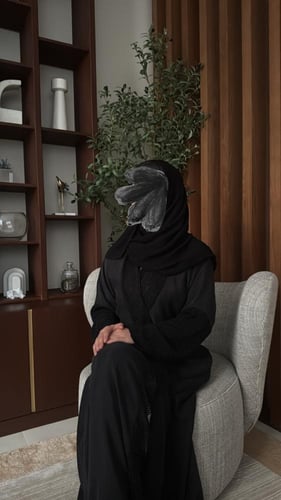 عبايه مصنوعة بقماش الحرير المغسول باللون الاسود مز...