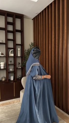 عبايه مصنوعة بقماش الحرير المغسول باللون السماوي
