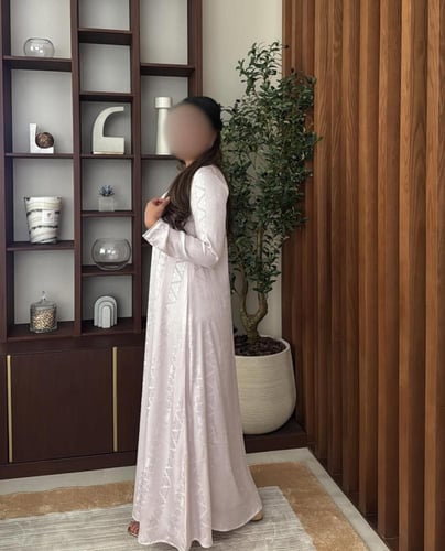 جلابيه مصنوعه بقماش حرير الناعم باللون الزهري، مزي...