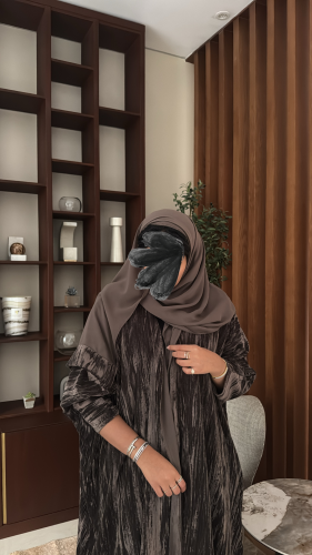 مصنوعة من قماش المخمل بلون رصاصي على بني