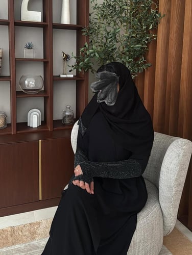 ‏‎عبايه مصنوعة بقماش الكريب باكمام لماع بفتحة اصبع...