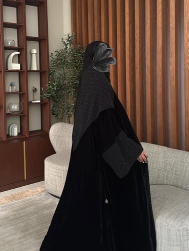 عبايه مصنوعه بقماش المخمل الكوري باكمام واسعه بستر...