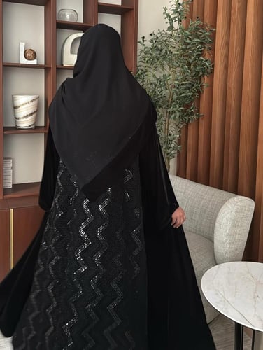 عباية مصنوعة من قماش المخمل مزينه بنقشة لامعه من ا...