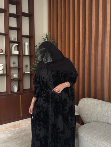 عباية مصنوعة من قماش المخمل بنقشة بارزة، مبطنة.