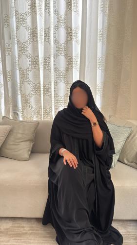 عبايه مصنوعة بقماش الكريب مزينه بكلفه لماع.