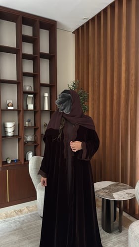 عبايه مصنوعه من القماش المخمل الكوري باللون البني...
