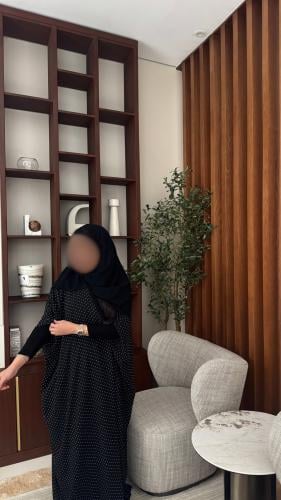 عباية مصنوعة بقماش الشيفون المنقط باكمام ضيقة مبطن...