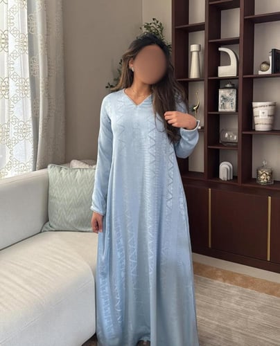 جلابيه مصنوعه بقماش حرير الناعم باللون السماوي، مز...