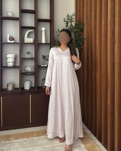 جلابيه مصنوعه بقماش حرير الناعم باللون الزهري، مزي...