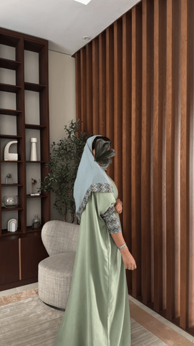 عبايه مصنوعة بقماش الحرير المغسول باللون الاخضر ال...