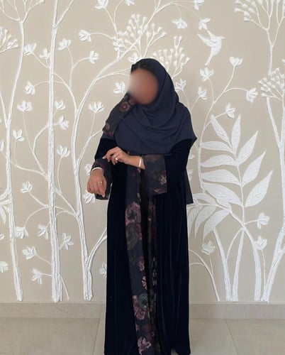 عباية مخمل كحلي ببطانه مشجرة