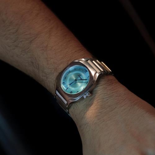 ساعة كلاسيك بتصميم حصري