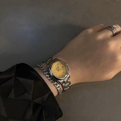 ساعة نسائية بسير ستيل بلون