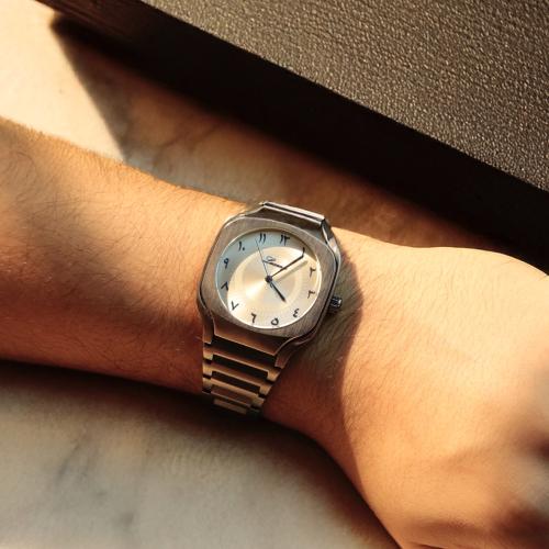 ساعة كلاسيك باللون الفضي