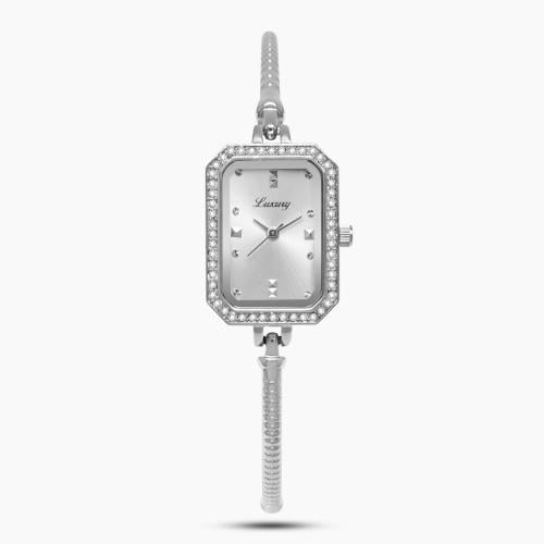 ساعة نسائية باللون الفضي ميناء فضي