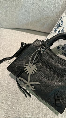 تعليقة اللون الرمادي