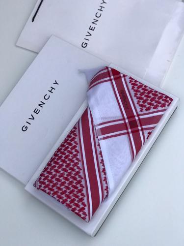 الشماغ احمر او ابيض الاكثر طلبا