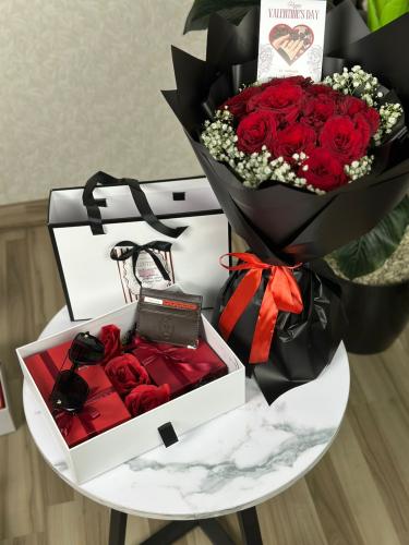 عرض بوكيه ورد مع بوكس هدايا رجالي