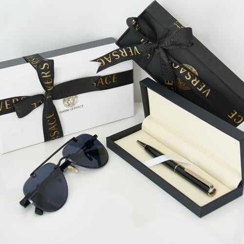 نظارة مع قلم