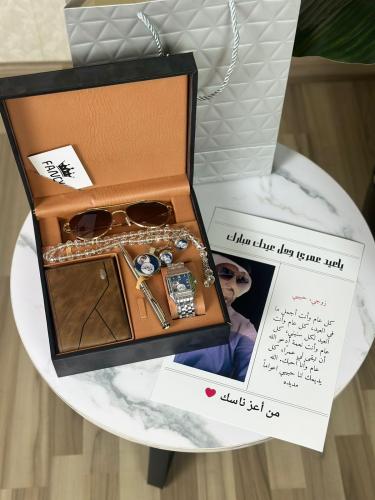 طقم الساعه مع اسم وصورة