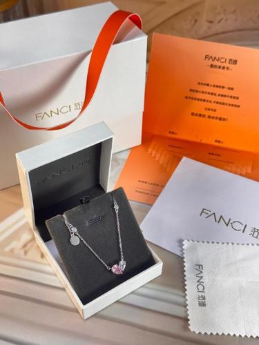 سلسال مميز مع الملحقات