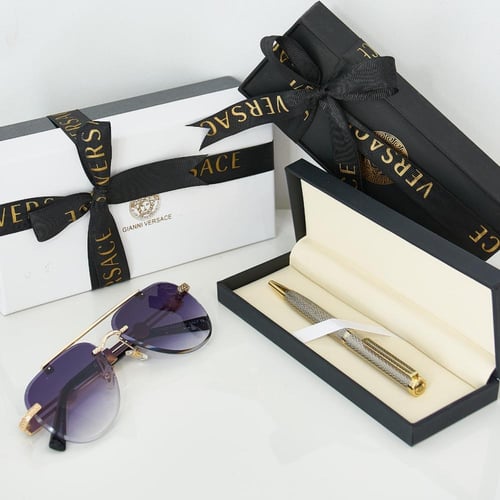 نظارة مع قلم