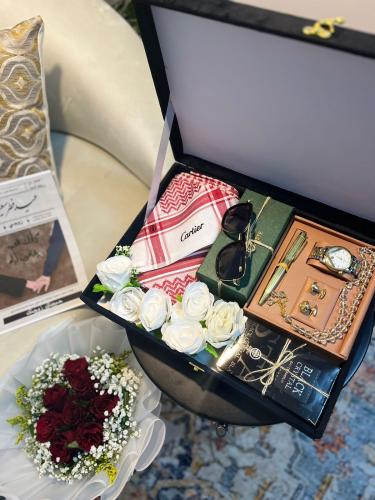 بوكس رجالي انيق شماغ-عطر-نظارة-طقم ساعه