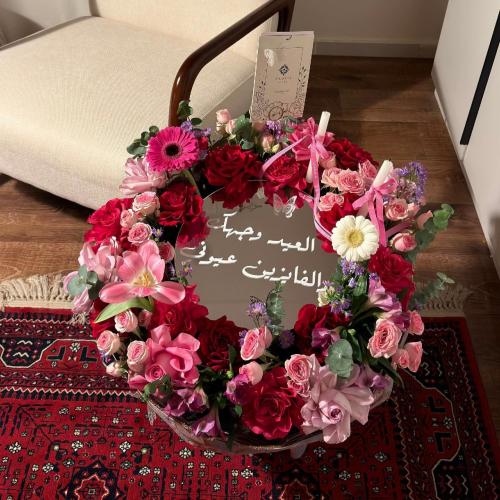 باقه ورد مع مرايا بعباره حسب الطلب