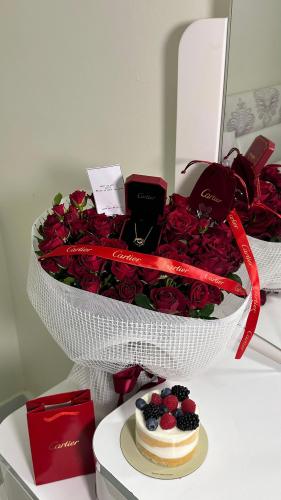 سلسال مع باقه ورد وكيك