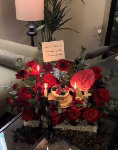 ورد مع كيك وشموع تنسيق مميز