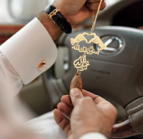 تعليقه سياره مع إسم