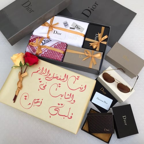 شماغ مع قماش ثوب ونظارة وبوك