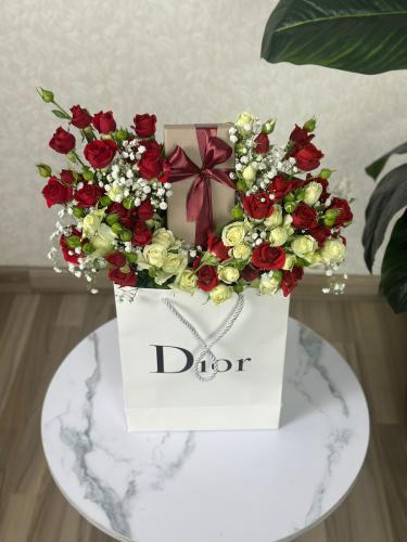 نظارة مع التنسيق بالورد
