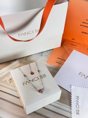 سلسال مميز مع الملحقات