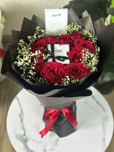 اسوارة مع اسم وعباره وباقه ورد