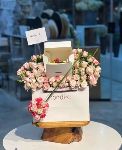 كيك مع الورد