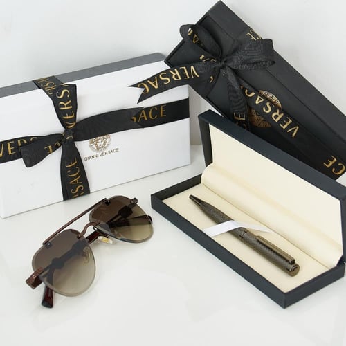 نظارة مع قلم