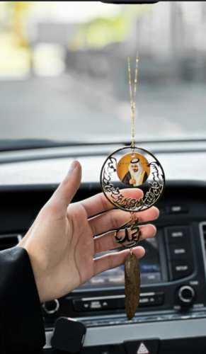 تعليقه سياره مع صورة واسم