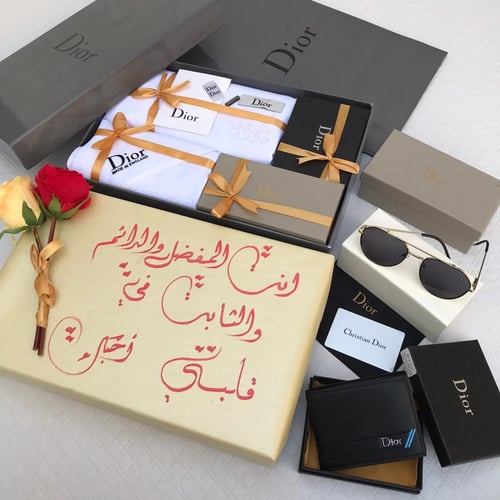 شماغ مع قماش ثوب ونظارة وبوك