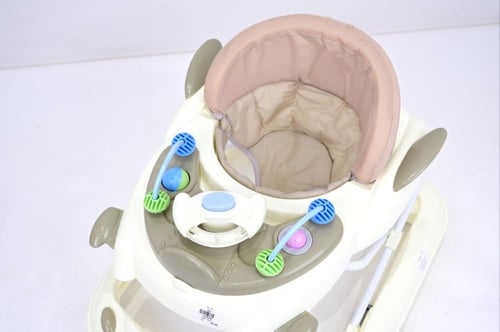 مشاية أطفال بمقعد ناعم مبطن وقابل للطي