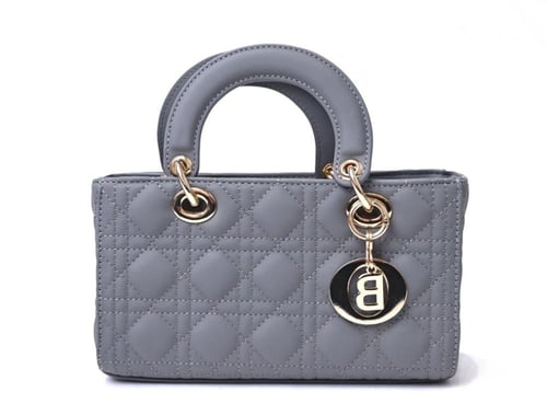 حقيبة كلاسيكية من الجلد الأنيق