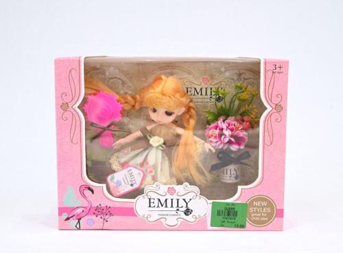 لعبة دمية مع اكسسواراتها