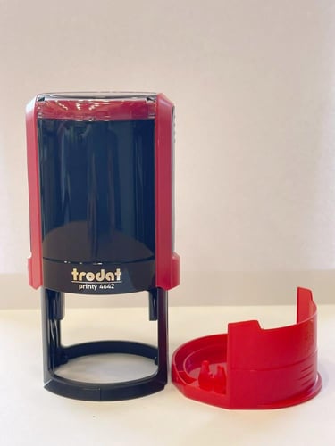 ختم TROTAD اتوماتيك دائري 4.2 cm أحمر