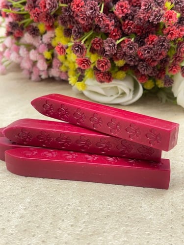 اصابع شمع اللون الاحمر الغامق