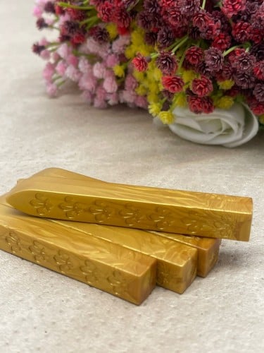 اصابع شمع اللون الذهبي