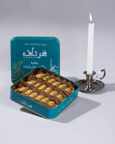 بقلاوة بالكاجو والشوكلاتة وسط غرتاف