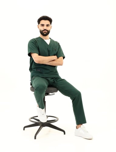 طقم سكراب طبي رجالي زيتي - تصميم كلاسيكي مريح للمم...