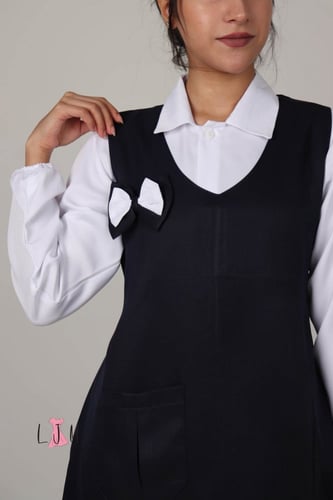 مريول كحلي شيال ببيونة بيضاء مع جيب امامي