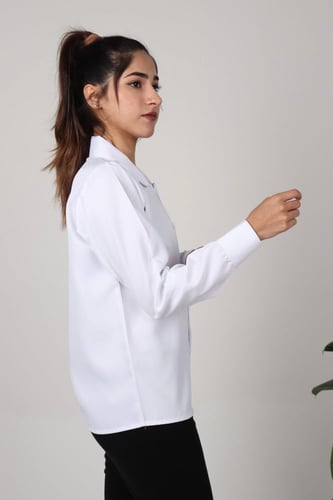 بلوزة مدرسية بأكمام وأزرار بيضاء