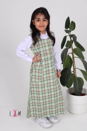 مريول روضة كاروهات اخضر موديل عصري 0107